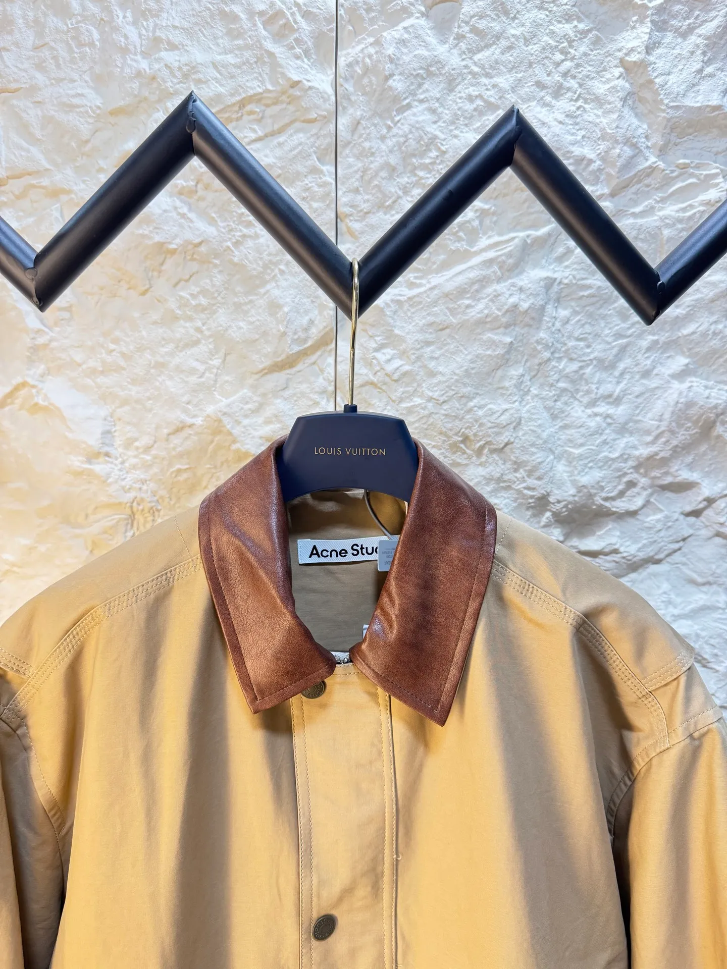 Acne Studios 25FW leather logo twill jacket ●Purchased and developed by Authentic 9500 ●100% fine cotton high-density plain woven fabric ●Cotton twill woven lining ●Padding Washed cotton ●Merry PU leather ●Template embroidery ●Fabrics enzyme wash ●Customized 1:1 leather tag ●Customized 1:1 buttons ●Customized 1:1 zipper ●Customized 1:1 rope ●Customized 1:1 trademark ●Loose fit ●Size: 42 44 46 48